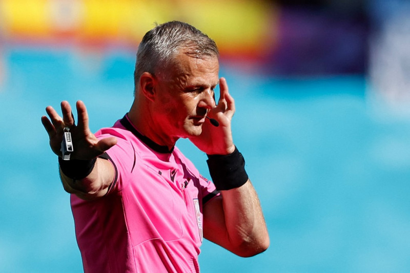 Dutch-based referee Bjorn Kuipers is the first referee from Netherlands at Euro Final.